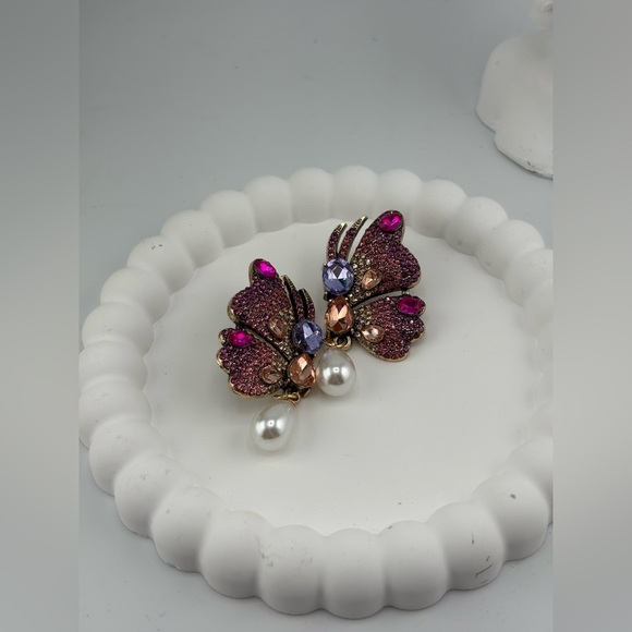 ๐ฆ Pink Butterfly Crystal Earrings with Pearl Drop โจ - Picture 7 of 7